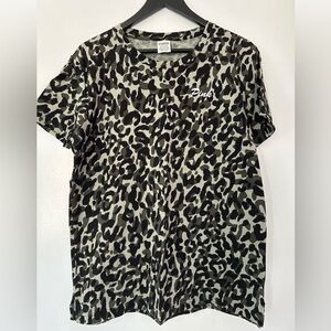 Pink Victorias Secret Women's T Shirt Green Size Small Camo  Crew Neck NWOT